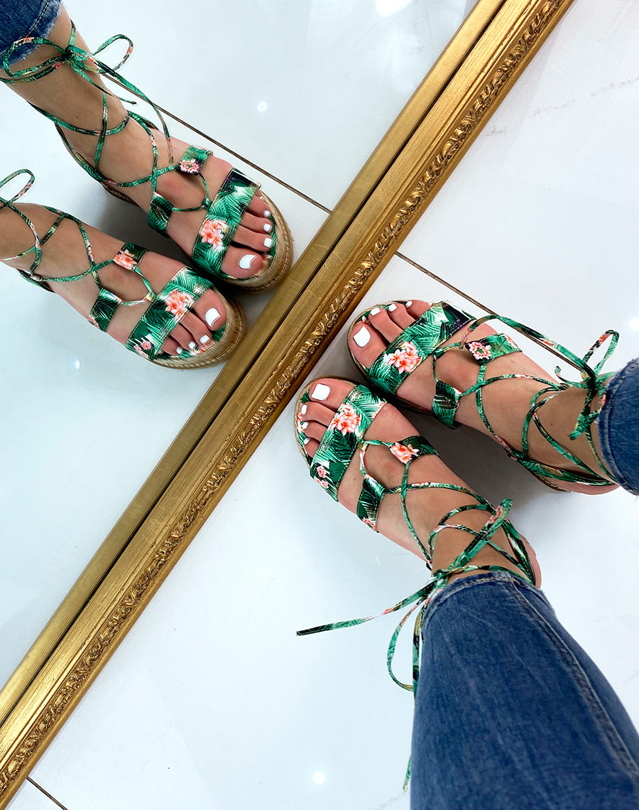 Sandales compensées à motif fleuri vert