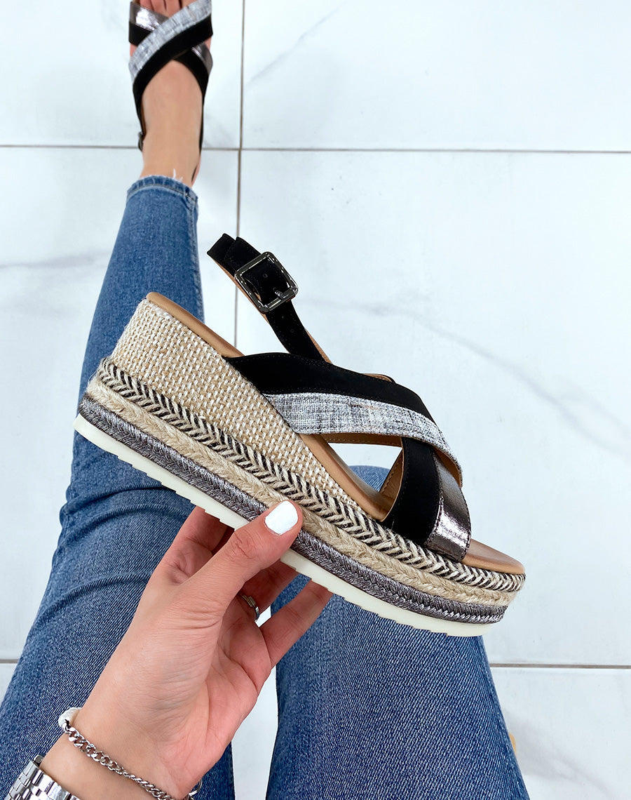 Sandales compensées noires à brides croisées en tweed et semelle décorée