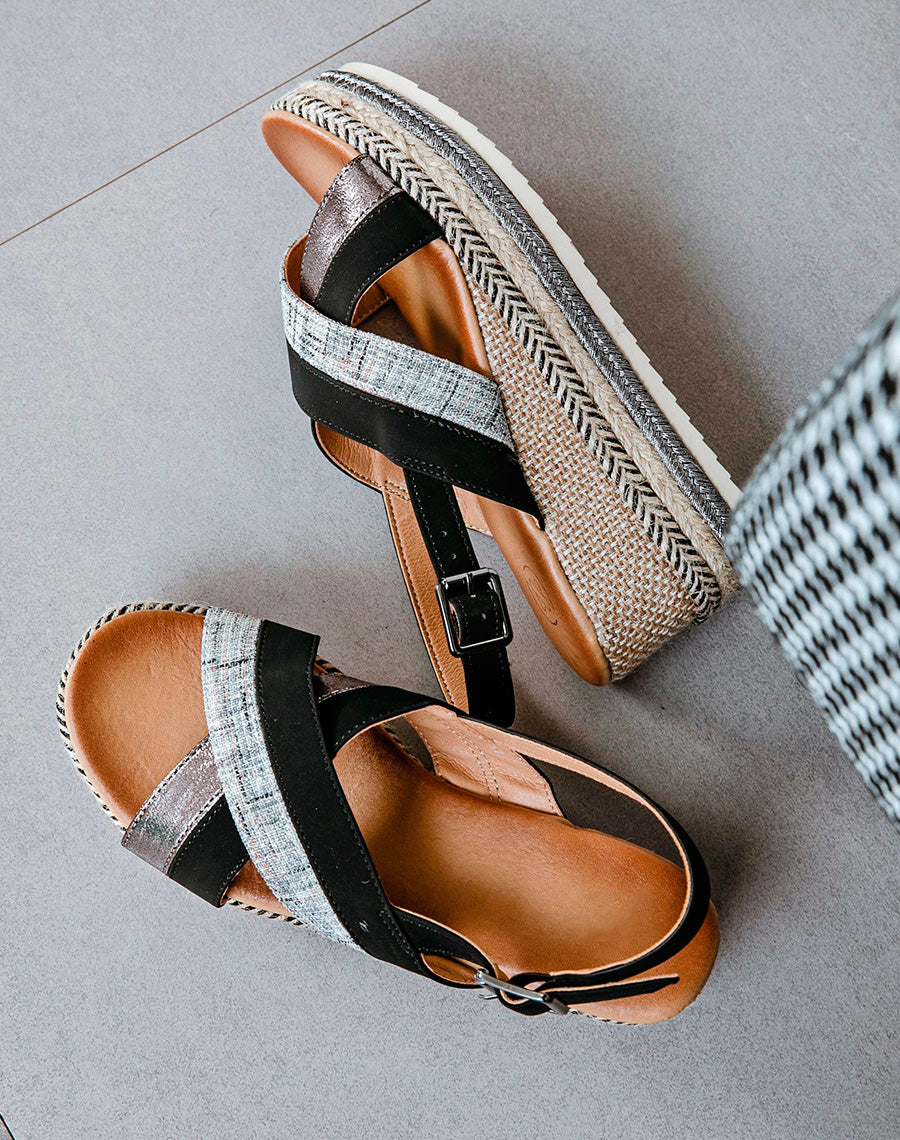 Sandales compensées noires à brides croisées en tweed et semelle décorée