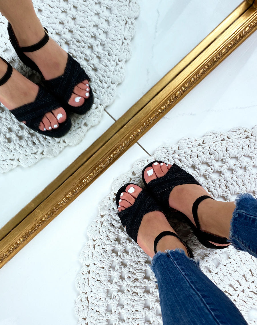 Sandales compensées noires à brides croisées larges tressées