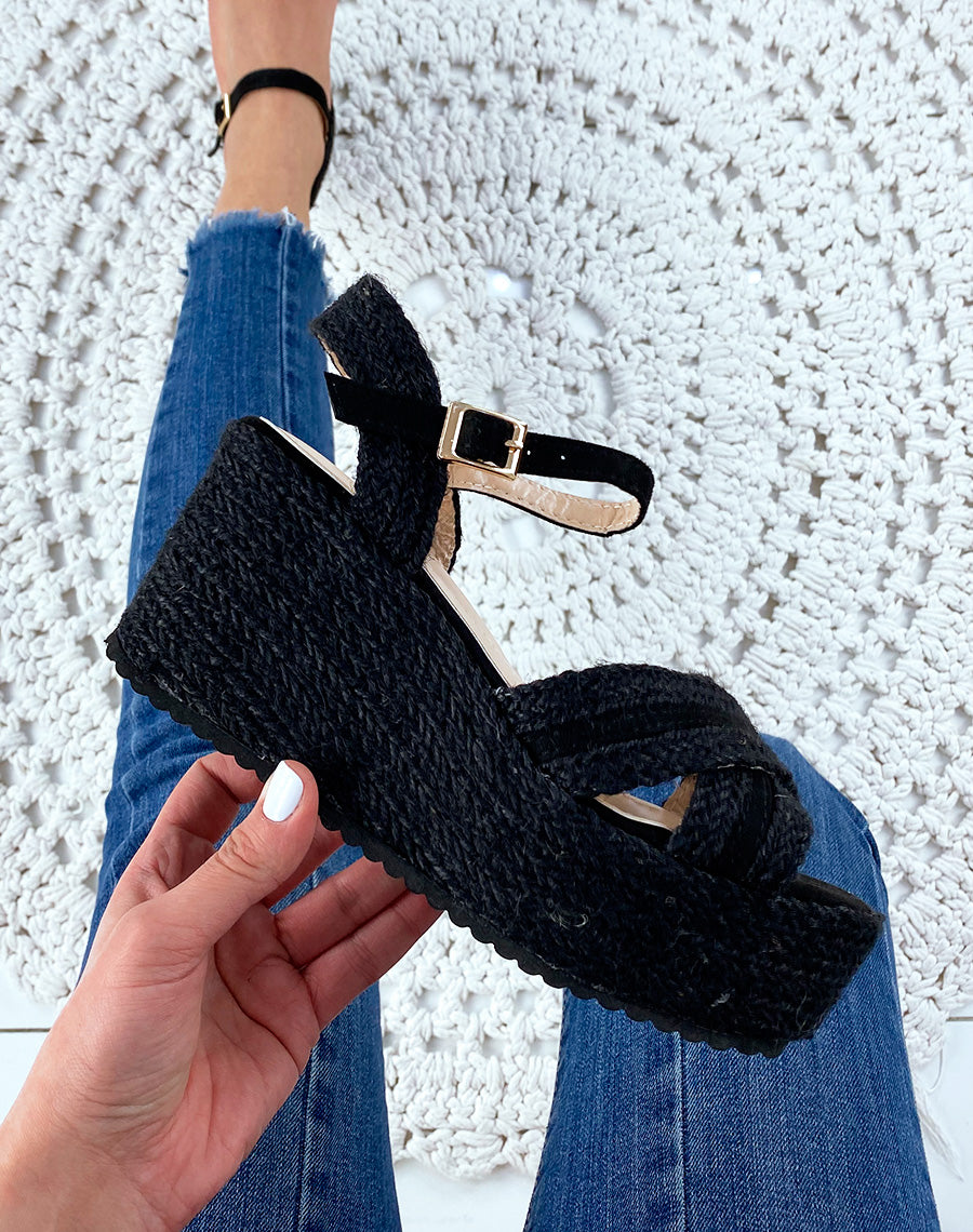 Sandales compensées noires à brides croisées larges tressées