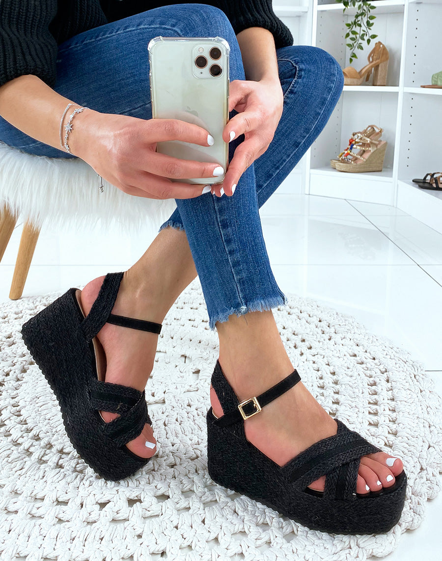 Sandales compensées noires à brides croisées larges tressées