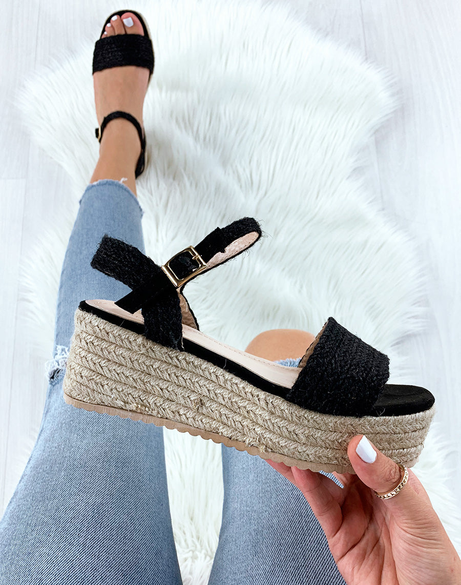 Sandales compensées noires à brides larges tressées