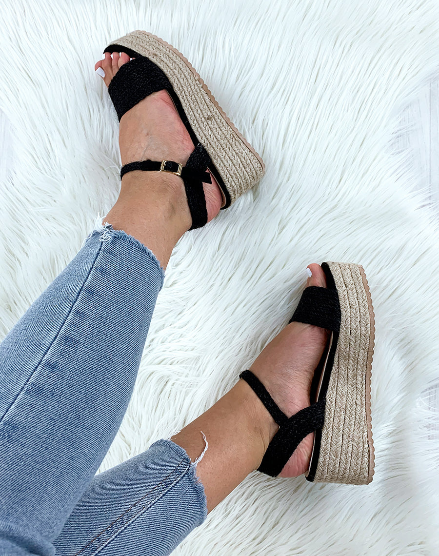 Sandales compensées noires à brides larges tressées