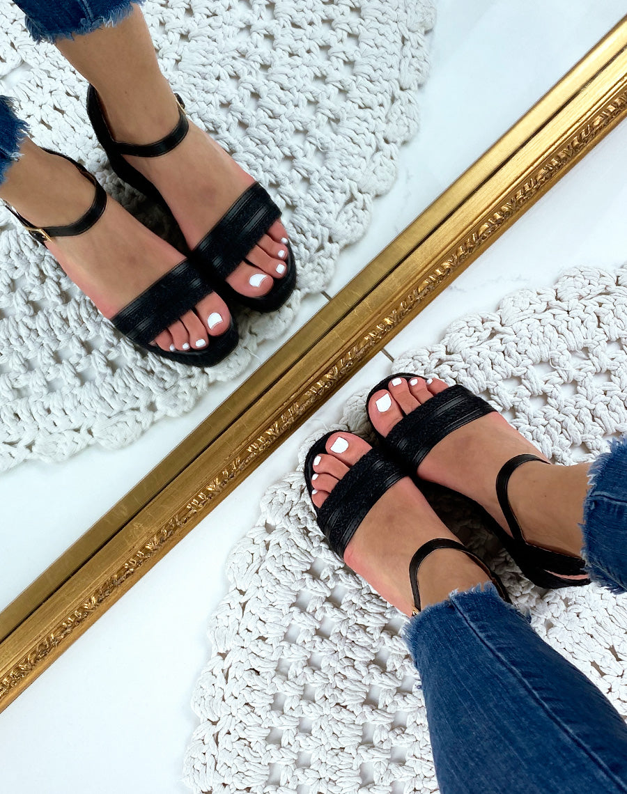 Sandales compensées noires à brides larges tressées