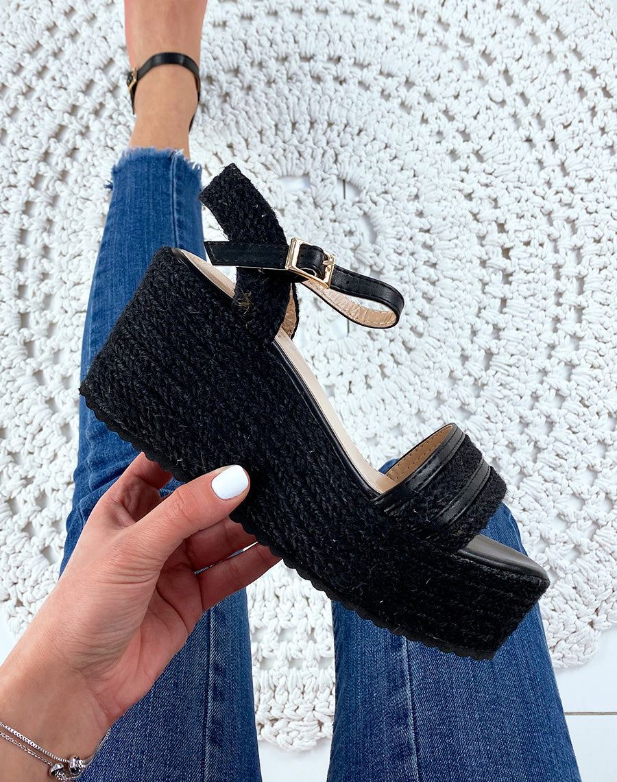 Sandales compensées noires à brides larges tressées