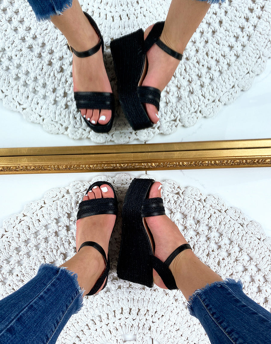 Sandales compensées noires à brides larges tressées