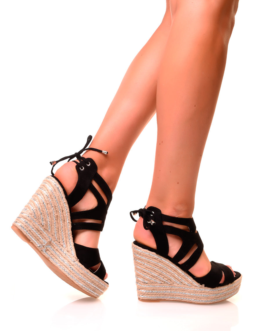 Sandales compensées noires en suédine à détails argentés et lacets