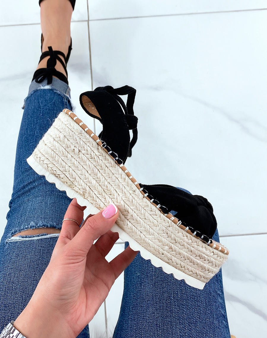 Sandales compensées noires en suédine à lacets