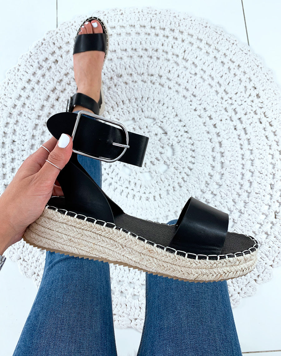 Sandales compensées noires à grosse boucle