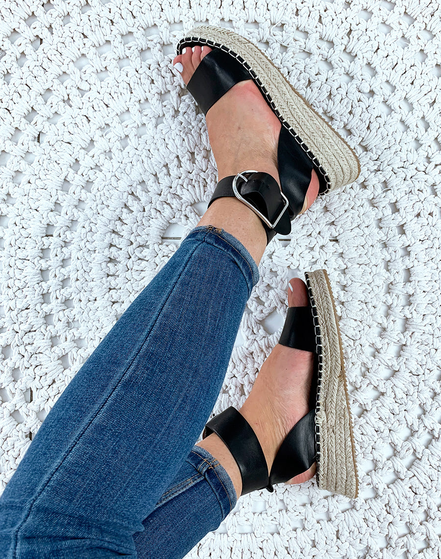 Sandales compensées noires à grosse boucle