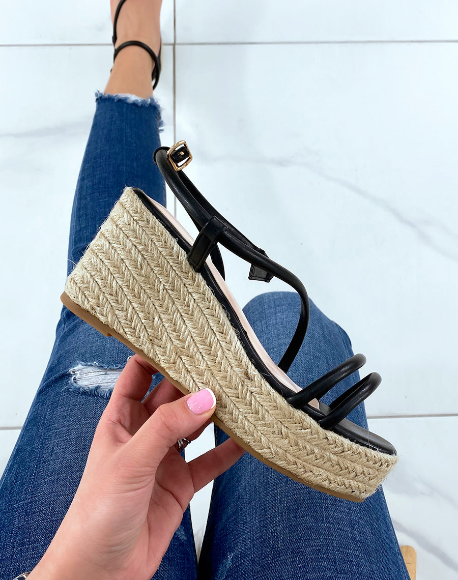 Sandales compensées noires à lanières croisées