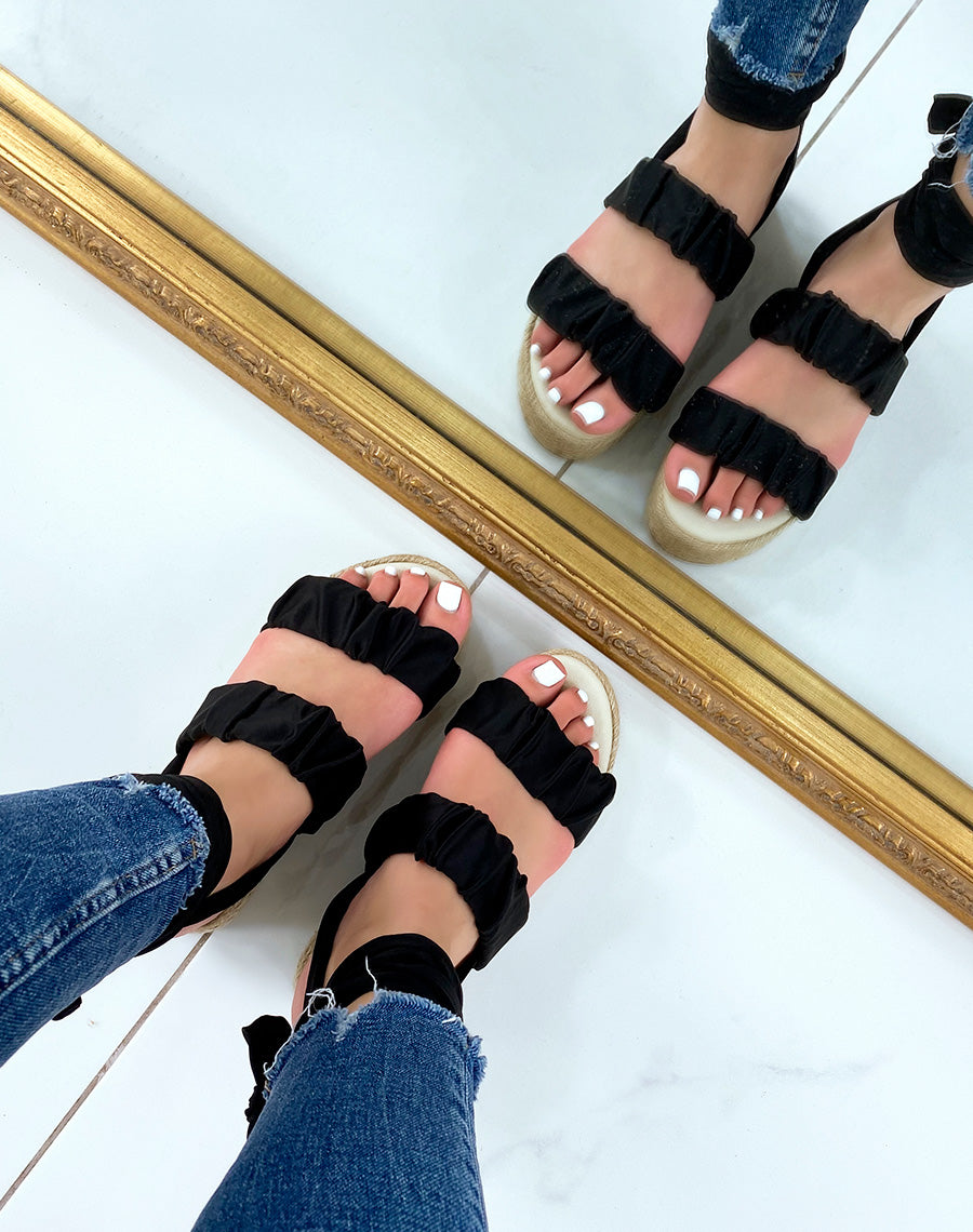 Sandales compensées noires plates à brides plissées