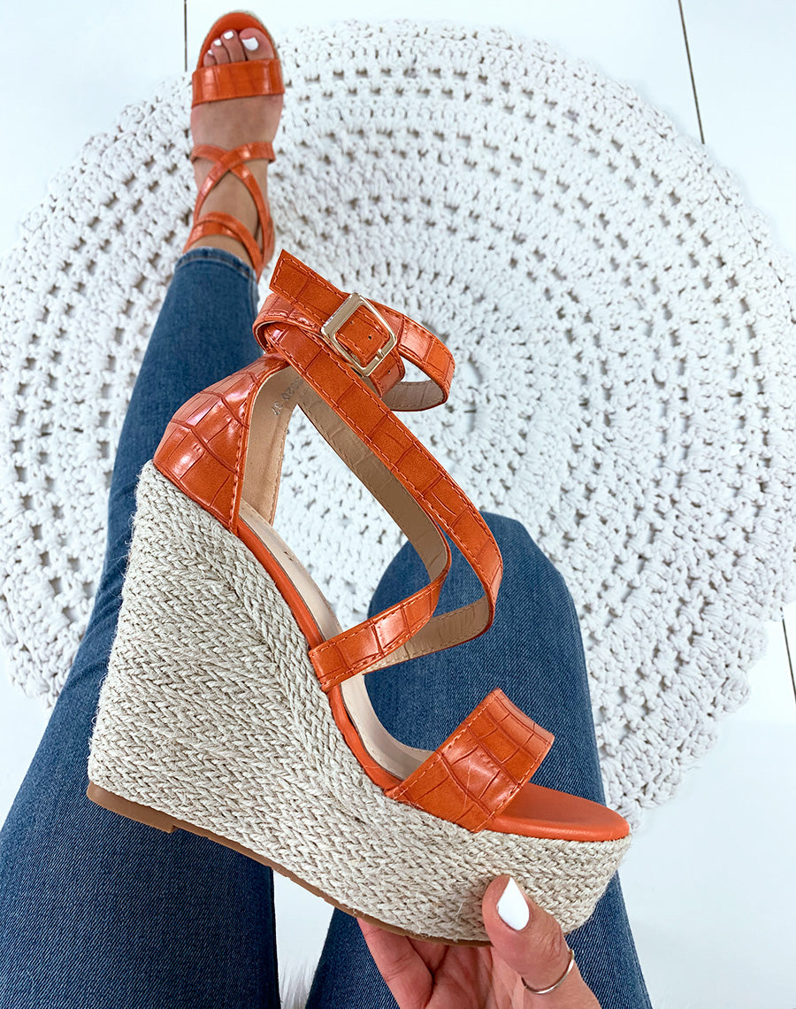 Sandales compensées orange croco