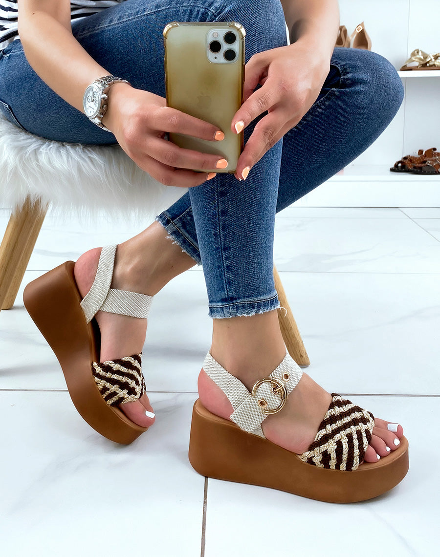 Sandales compensées à plateformes épaisses rigides et bride large marron et beige