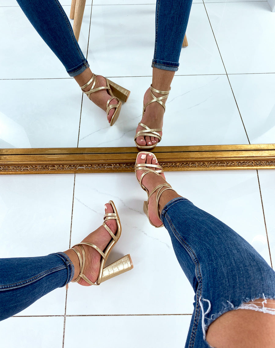 Sandales dorées effet croco à multiples lanières entrecroisées