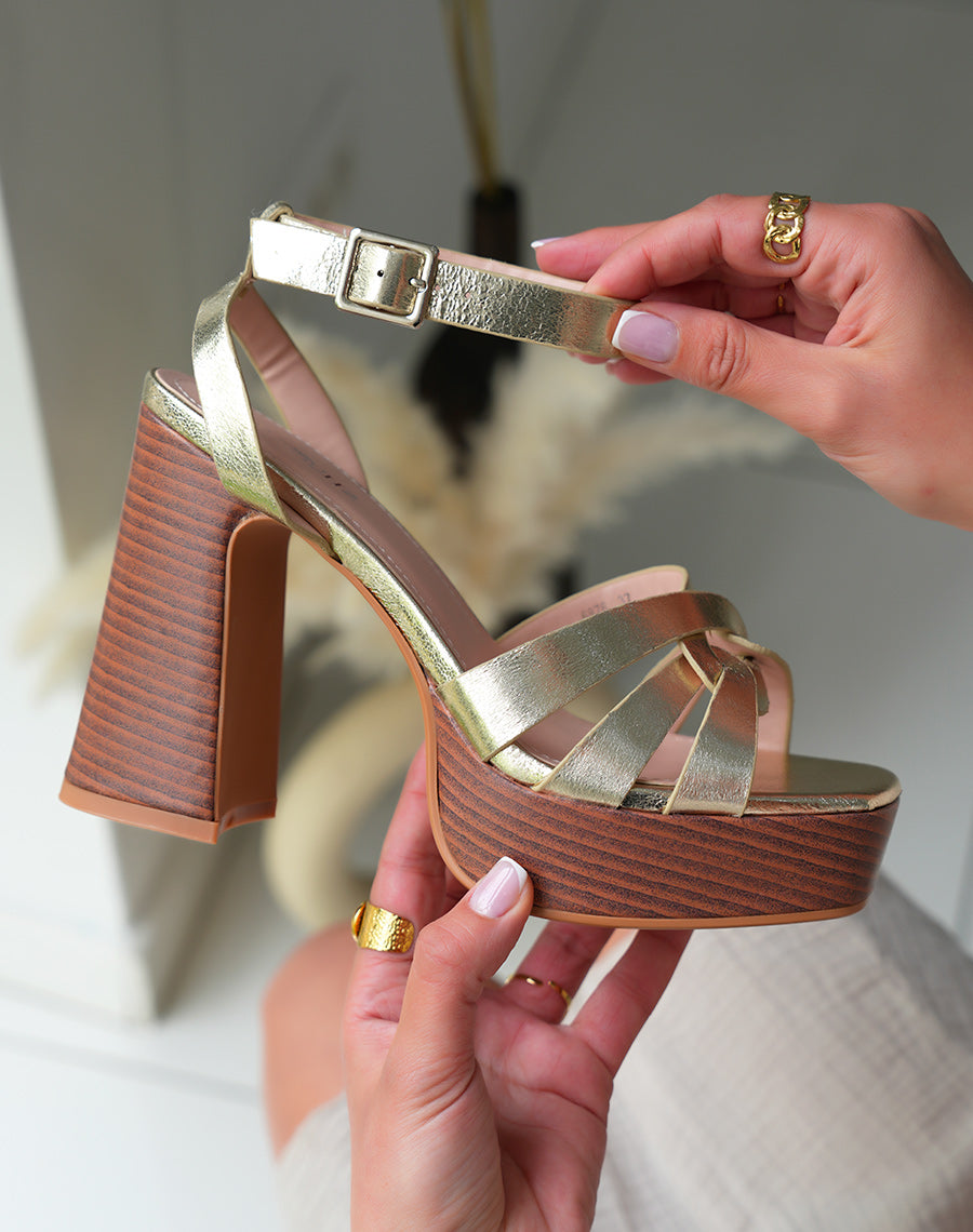 Sandales dorées à gros talons et plateforme style bois