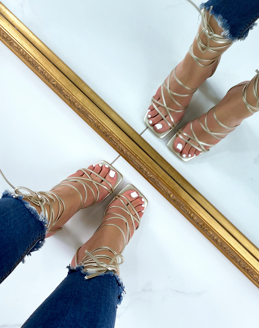 Sandales dorées à lacets entrecroisés et talon haut carré
