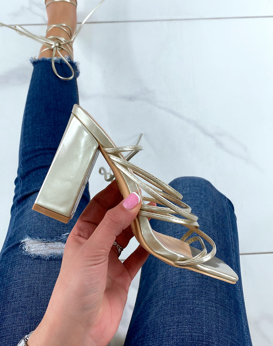 Sandales dorées à lacets entrecroisés et talon haut carré