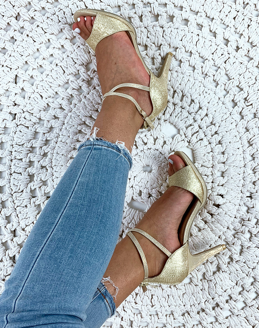 Sandales dorées pailletées à talons aiguilles