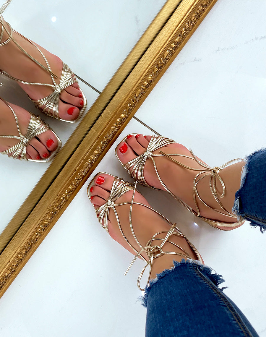 Sandales dorées à petit talon et longues lanières