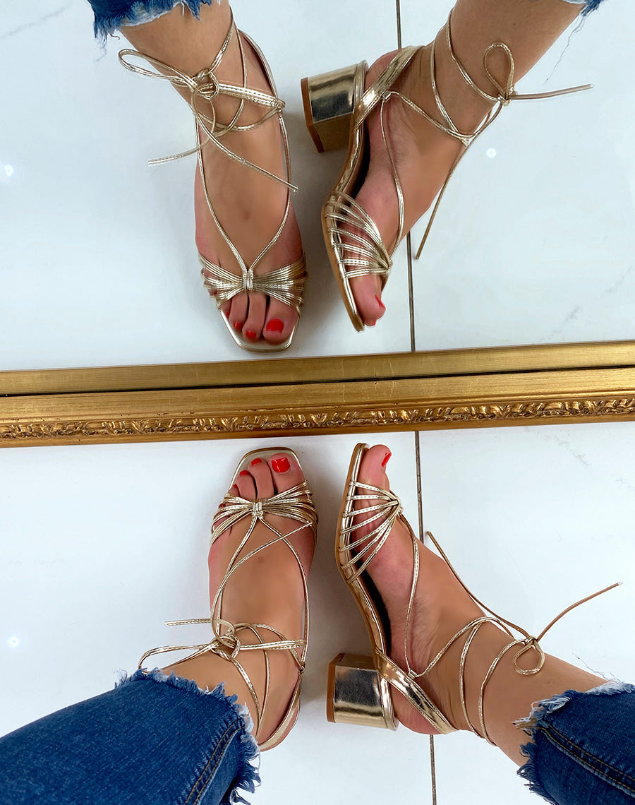 Sandales dorées à petit talon et longues lanières