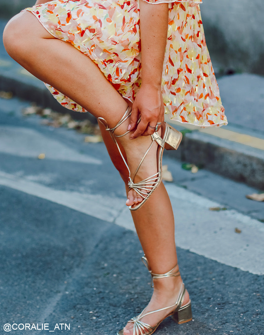 Sandales dorées à petit talon et longues lanières