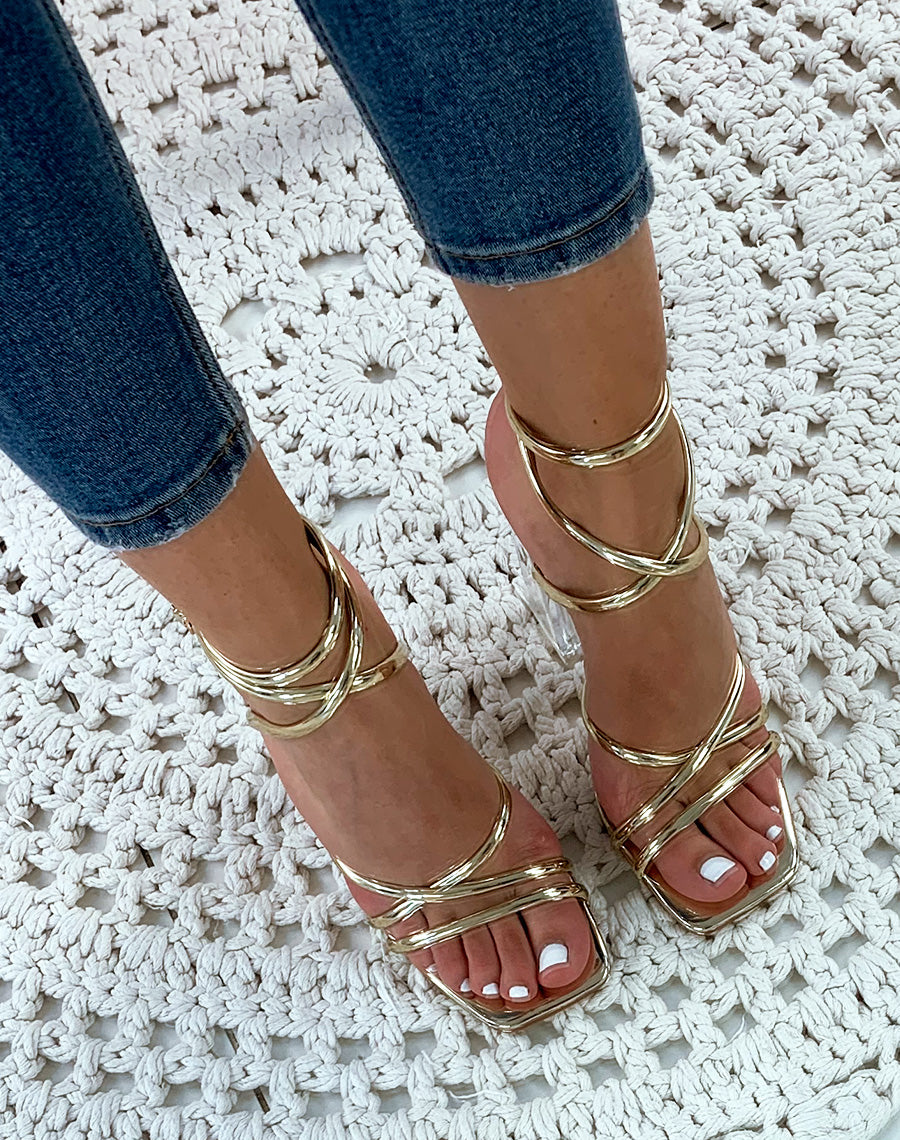 Sandales dorées à talon bloc transparent et brides sexy