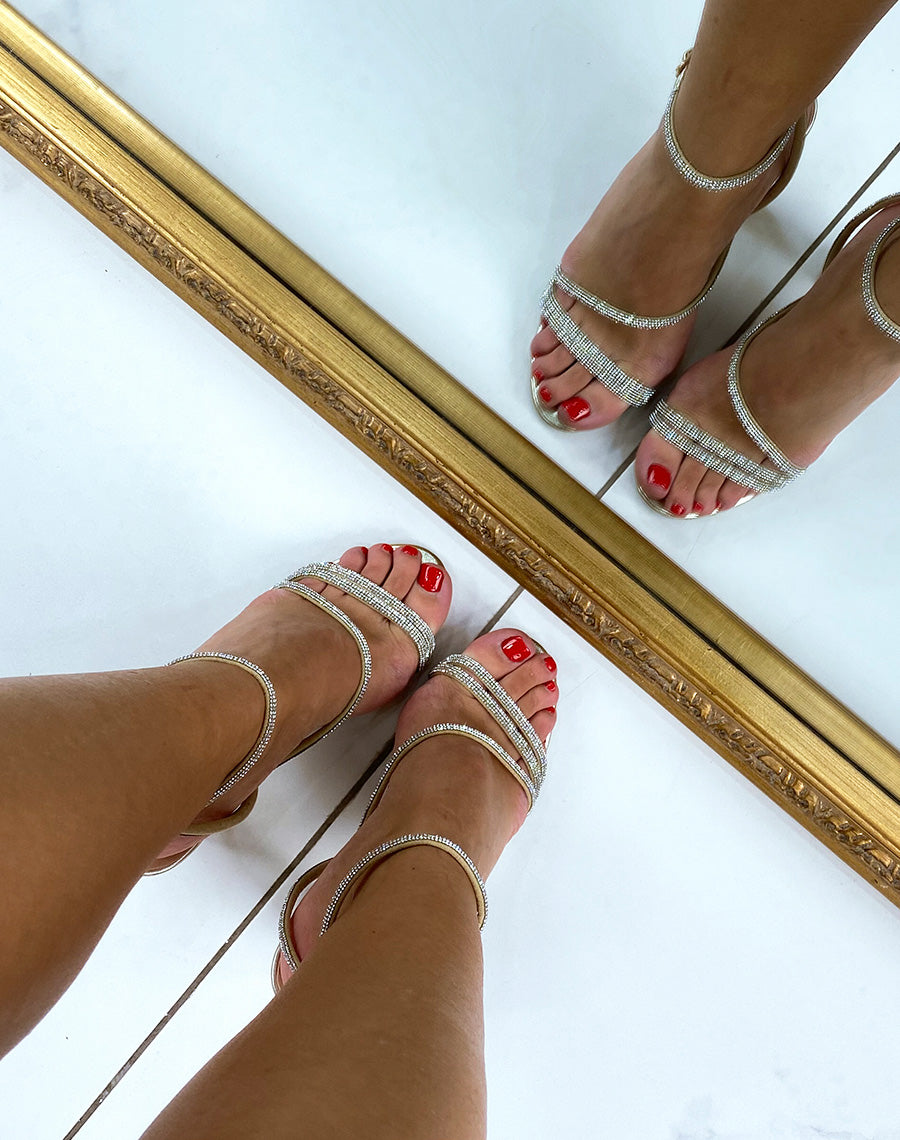 Sandales dorées à talon et à lanière strassées bout rond