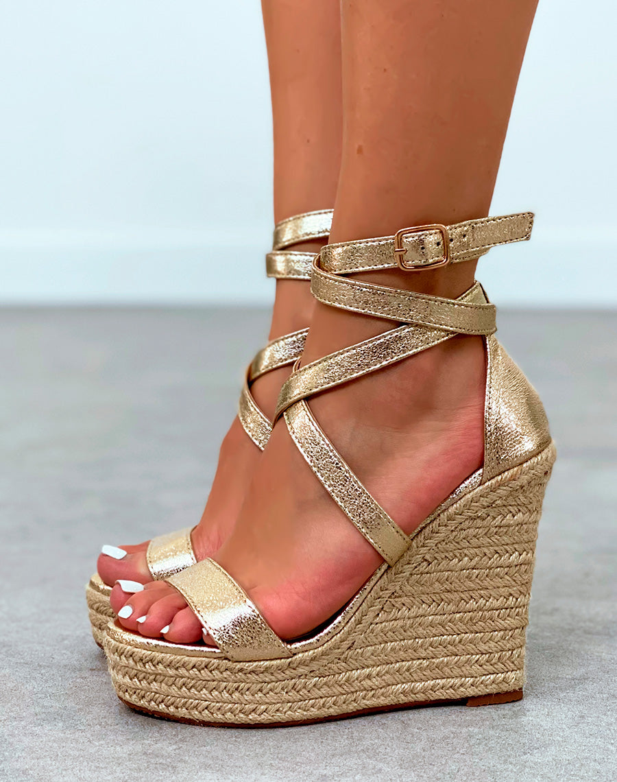 Sandales dorées à talons compensés avec bride avant