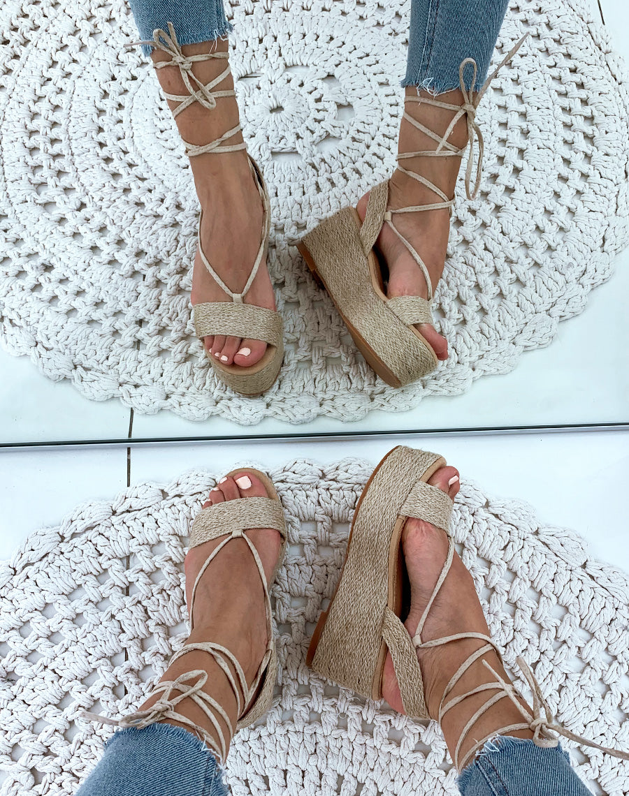 Sandales en osier beiges à talons compensées et à lacets