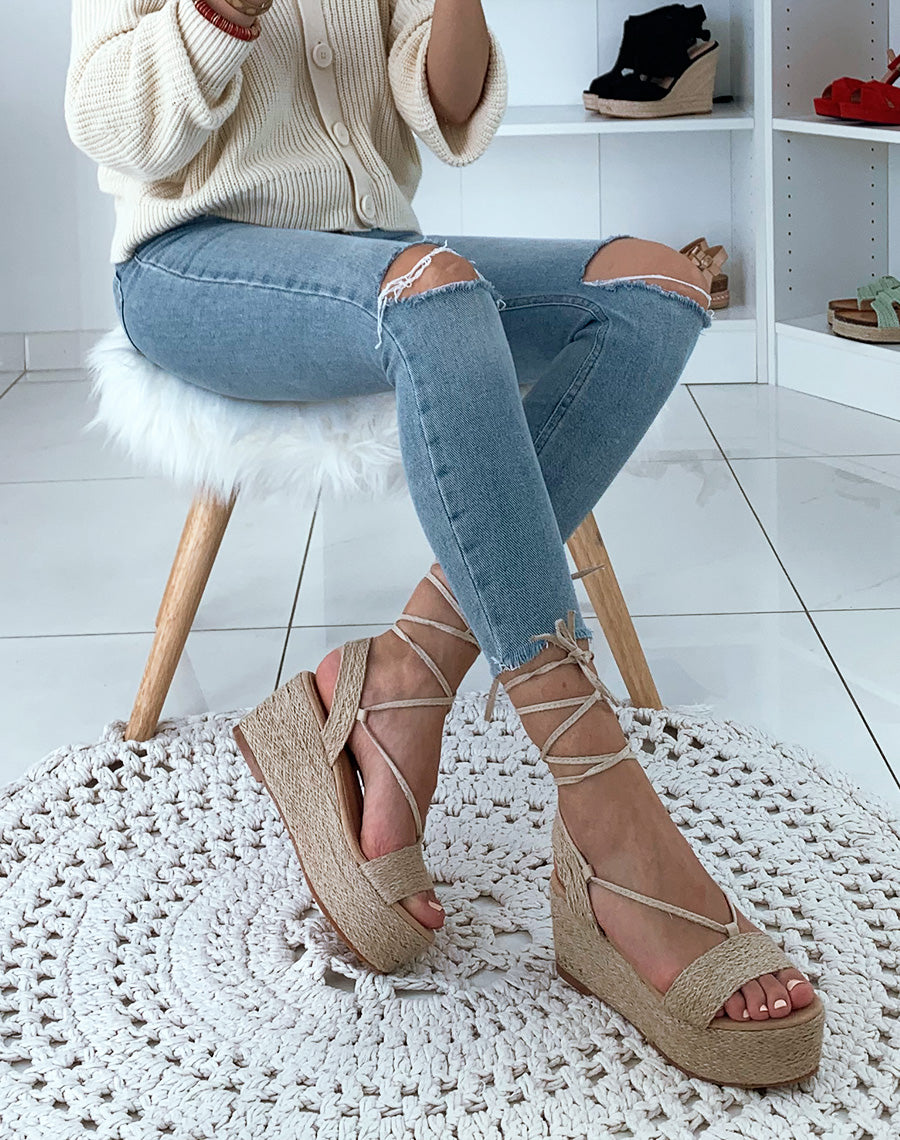 Sandales en osier beiges à talons compensées et à lacets