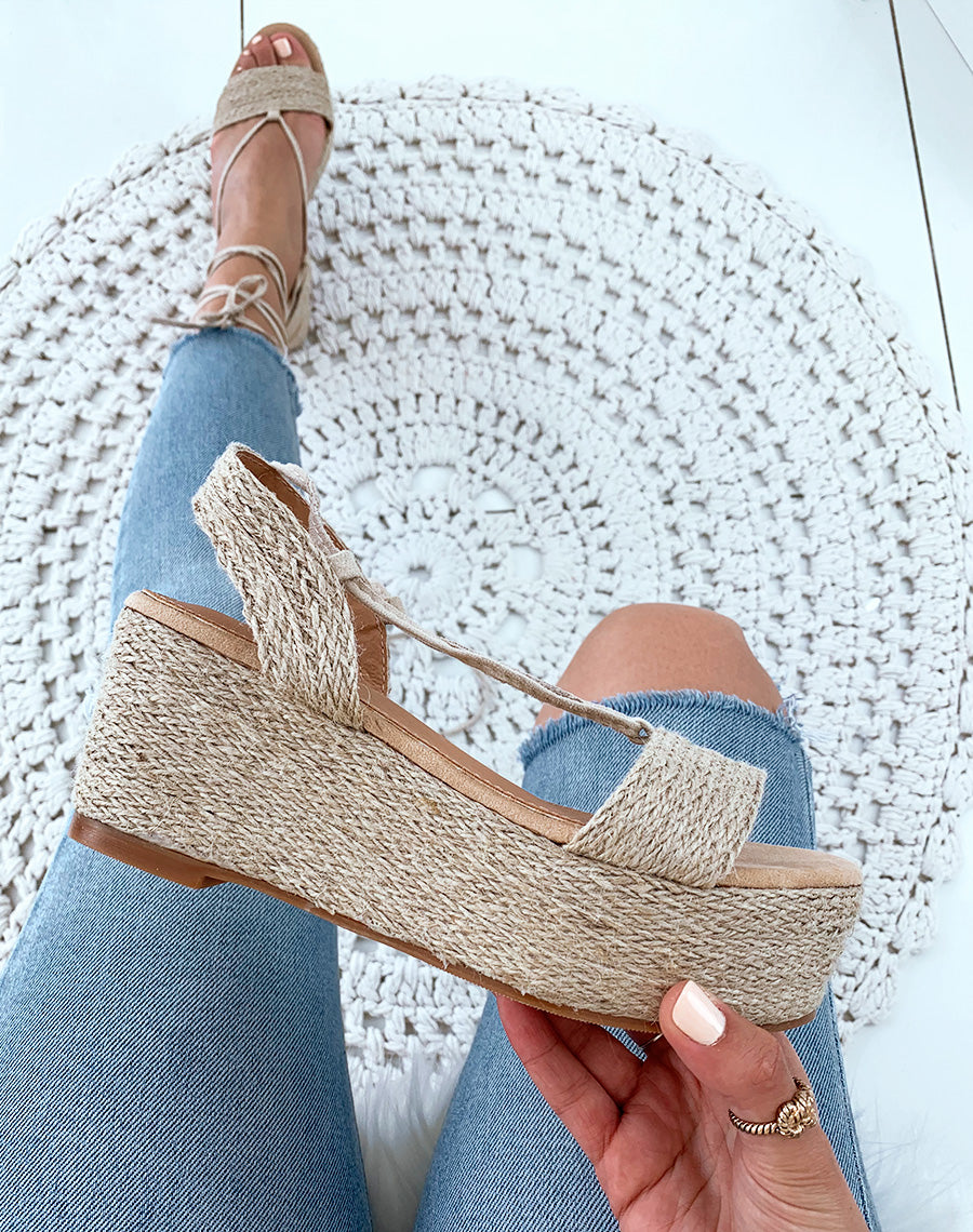 Sandales en osier beiges à talons compensées et à lacets