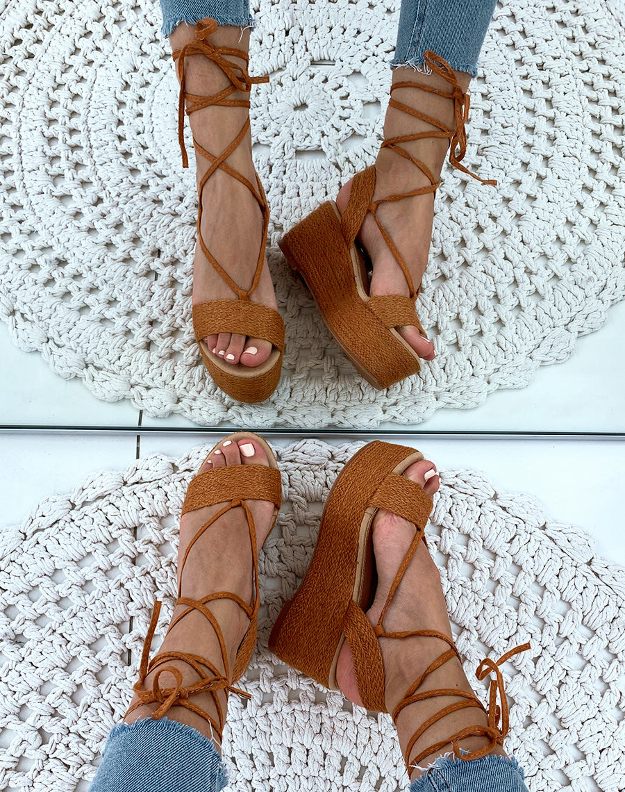 Sandales en osier camel à talons compensées et à lacets
