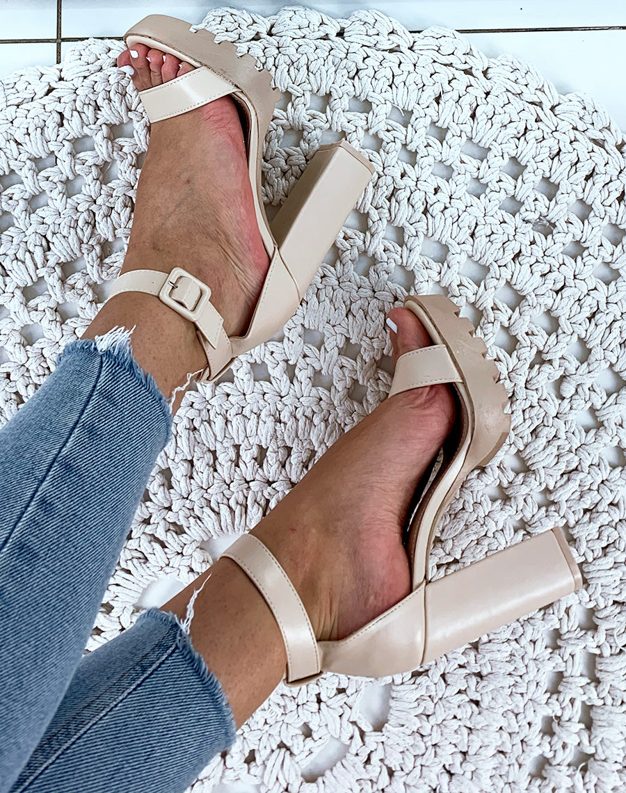 Sandales en similicuir beiges à talons et à semelles crantées