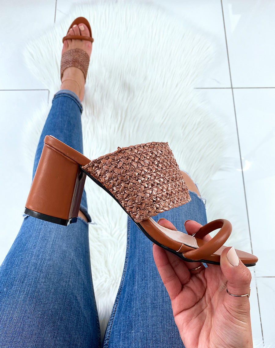 Sandales en similicuir camel à talons et à double brides