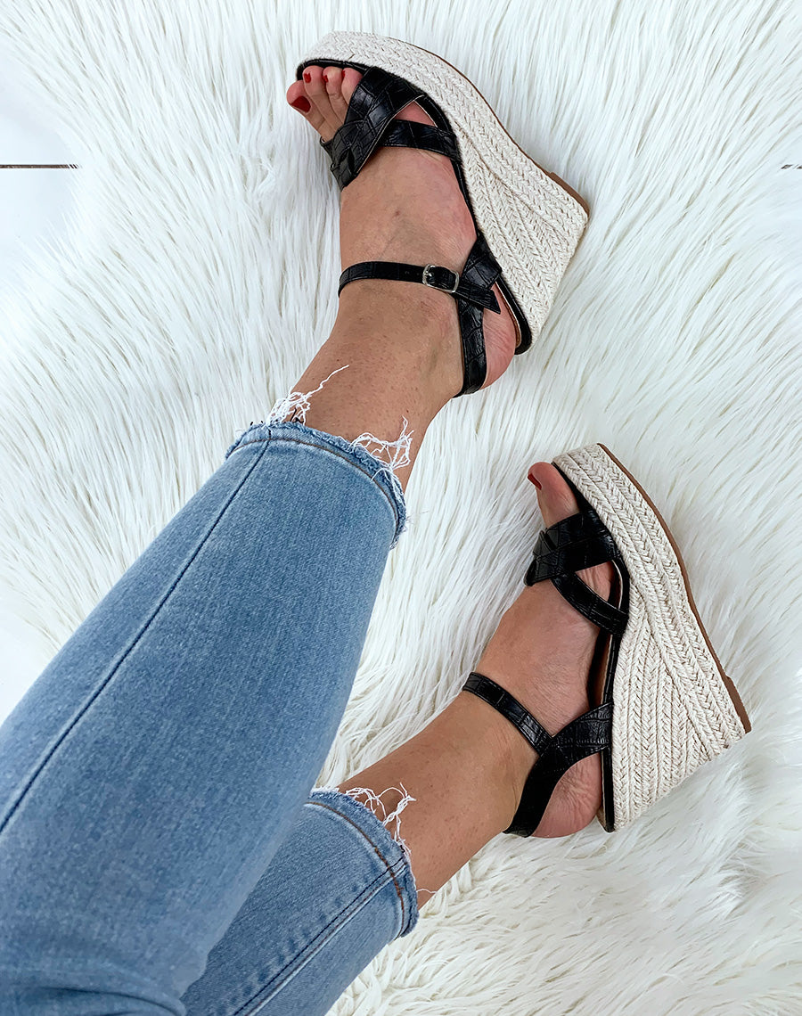 Sandales en similicuir noir effet croco à talons compensés