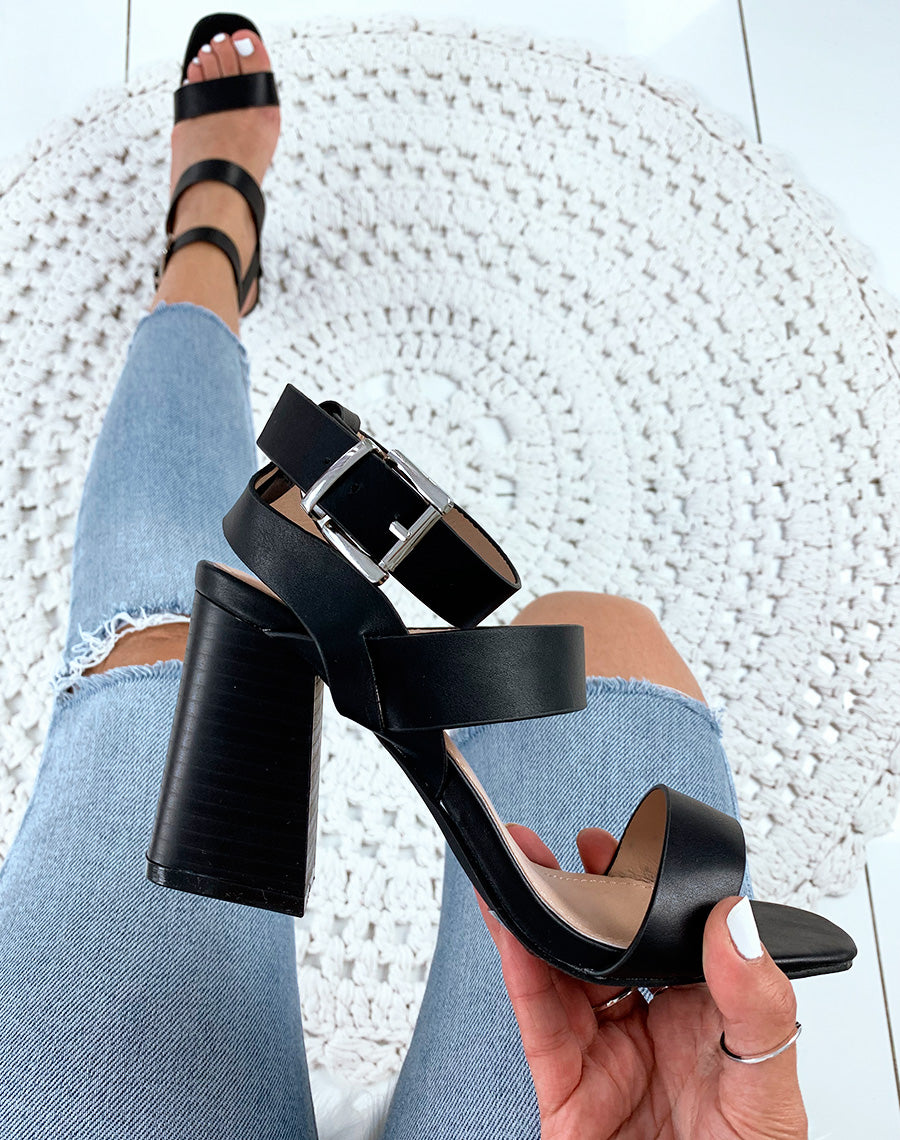 Sandales en similicuir noires à talons carrés et multiples brides