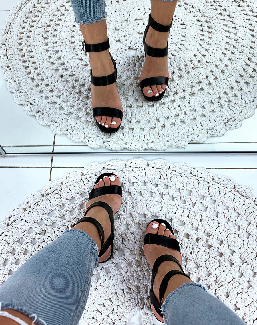 Sandales en similicuir noires à talons carrés et multiples brides