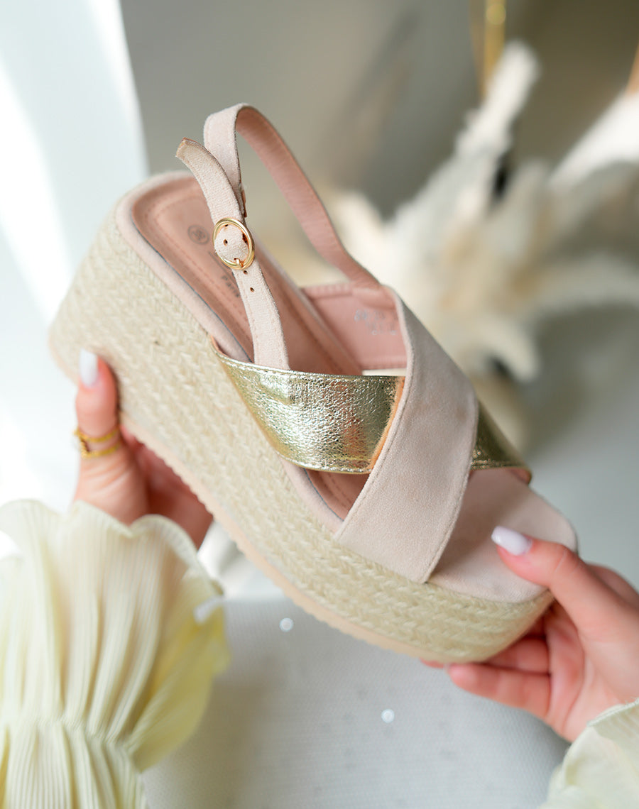 Sandales en suédine beige compensés en corde avec détail dorée