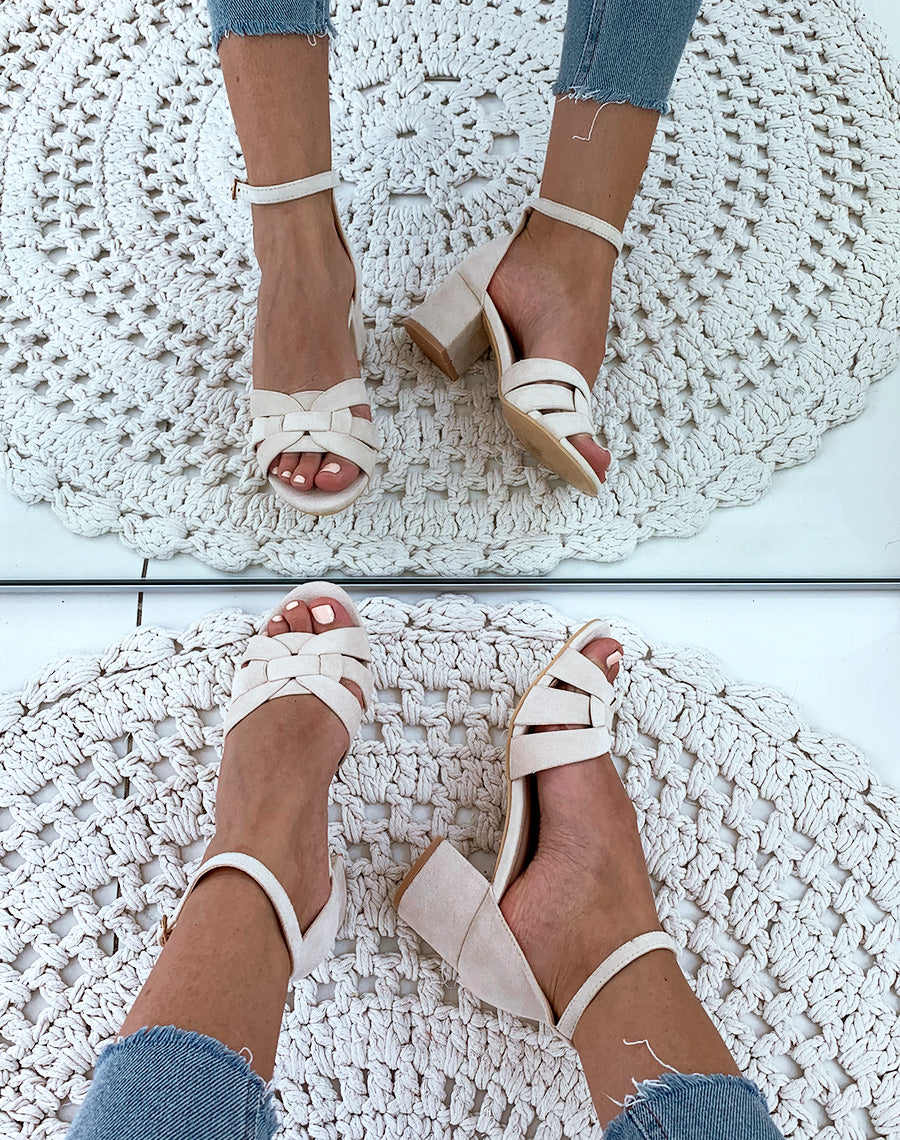Sandales en suédine beiges à petits talons carrés et larges brides fantaisies
