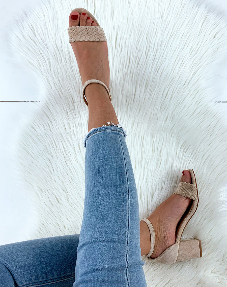 Sandales en suédine beiges à talons carrés et à bride tressée