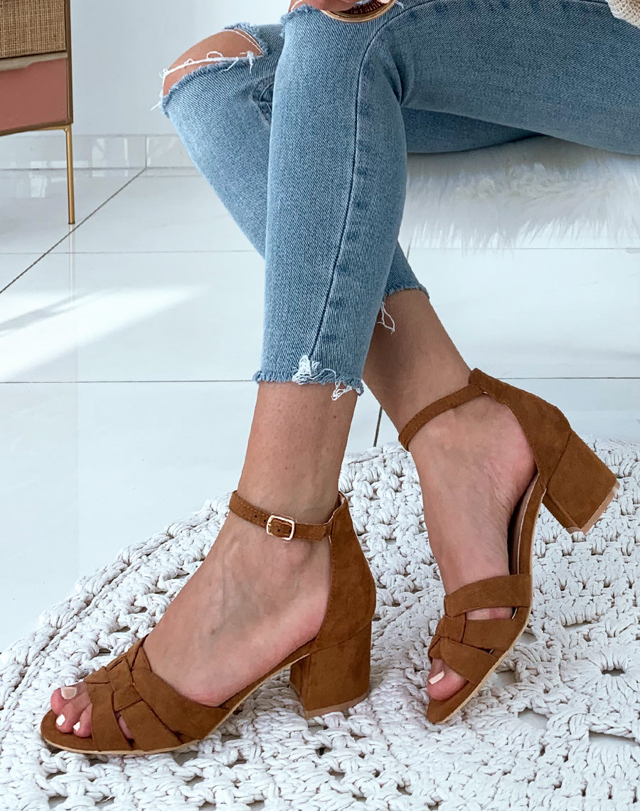 Sandales en suédine camel à petits talons carrés et larges brides fantaisies