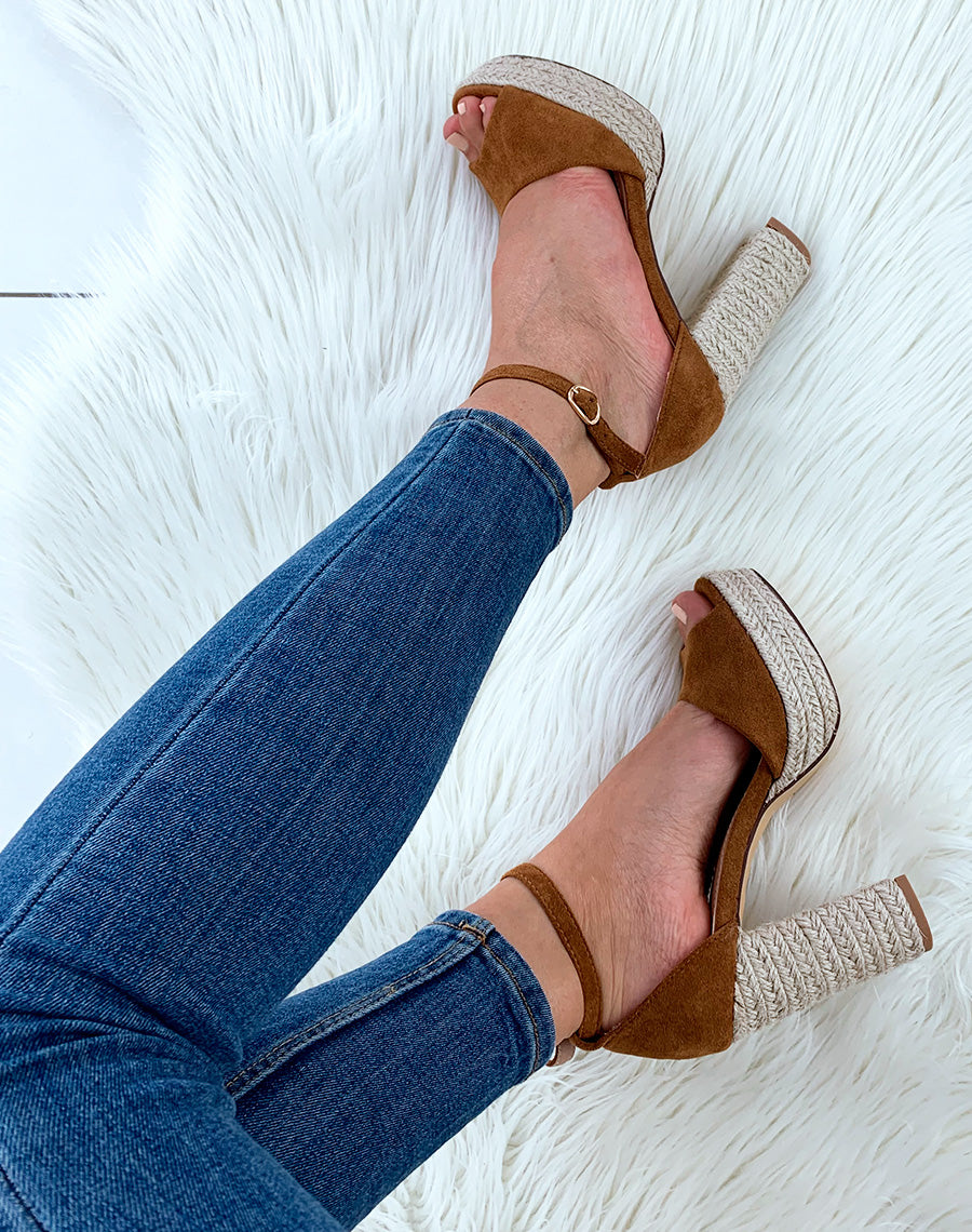 Sandales en suédine camel à talons et plateformes en corde