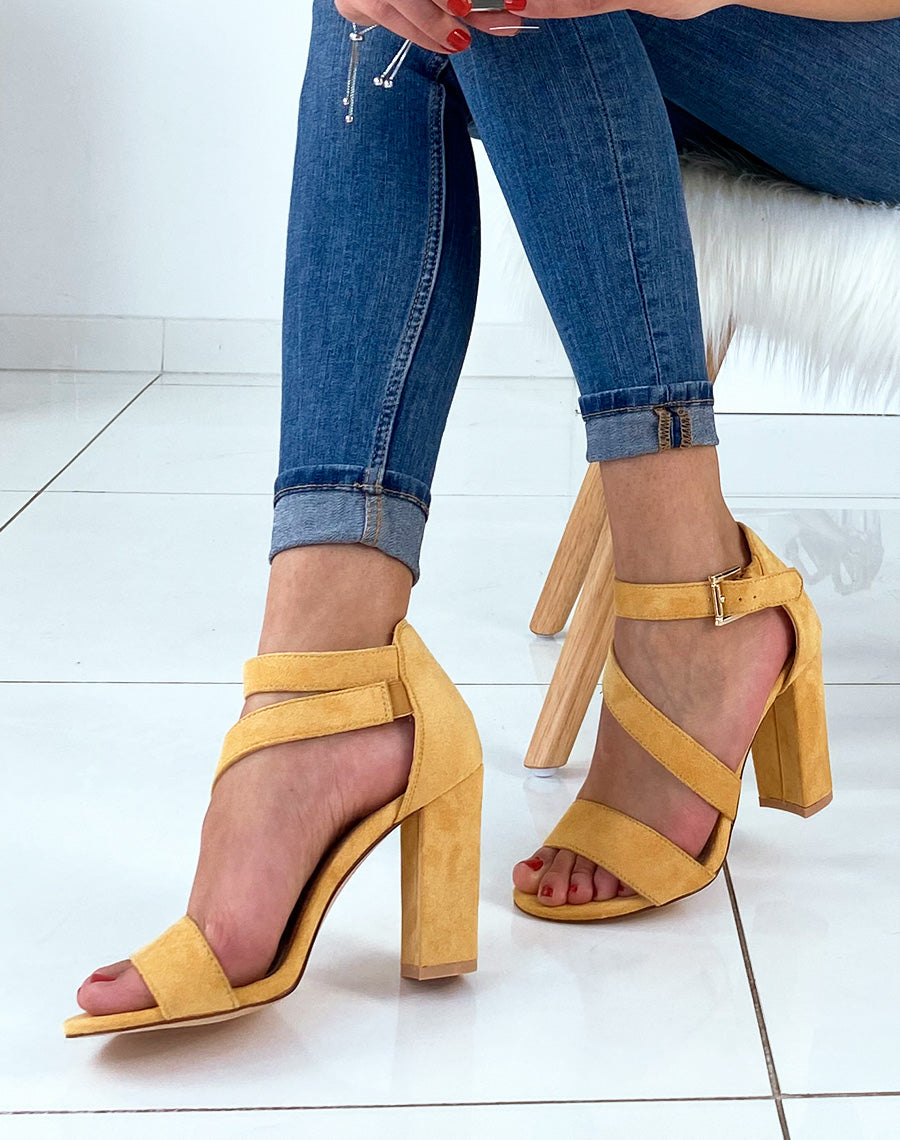 Sandales en suédine jaunes à multiples brides et à talons carrés