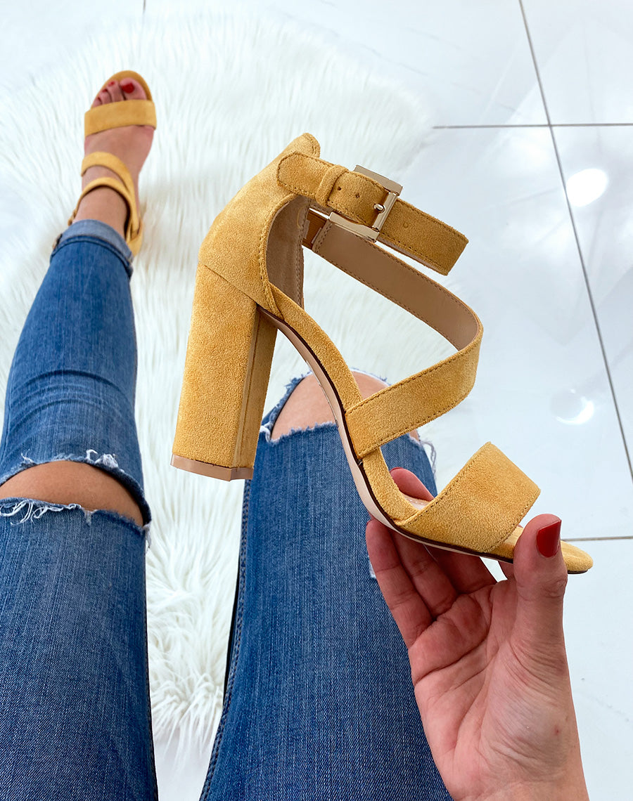 Sandales en suédine jaunes à multiples brides et à talons carrés