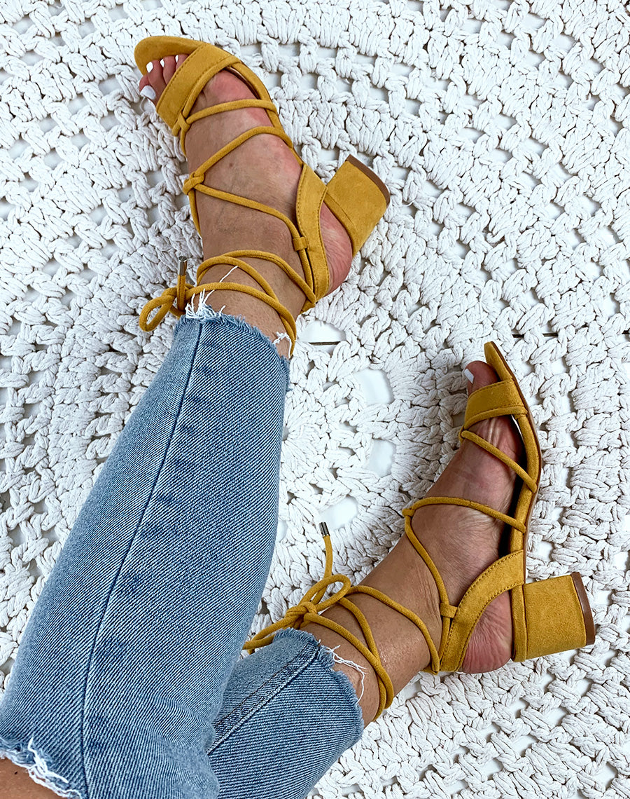 Sandales en suédine jaunes à petits talons et à lacets chevilles