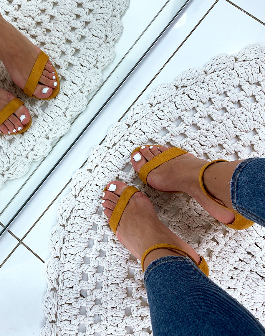 Sandales en suédine jaunes à talons carrés