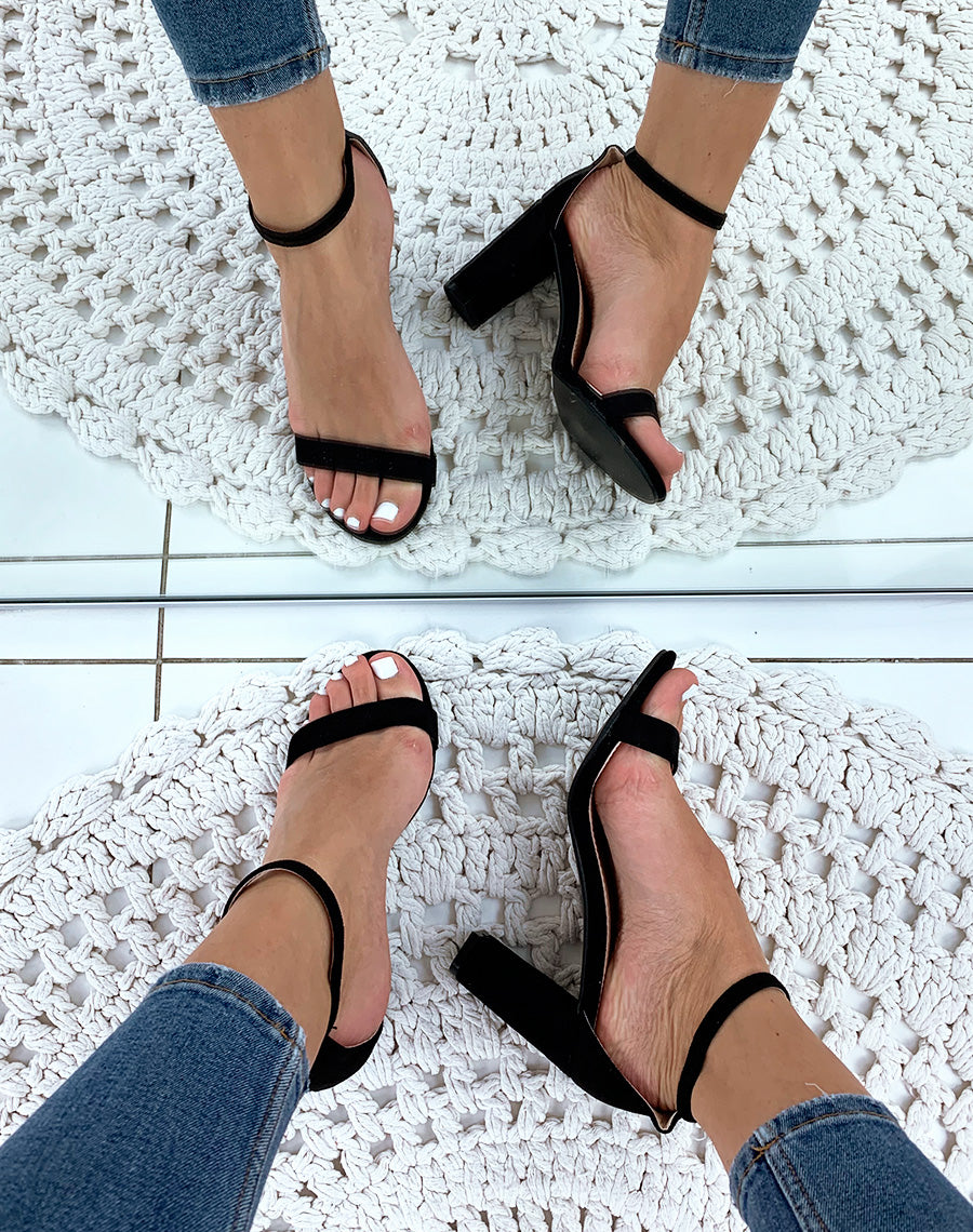 Sandales en suédine noires à talons carrés