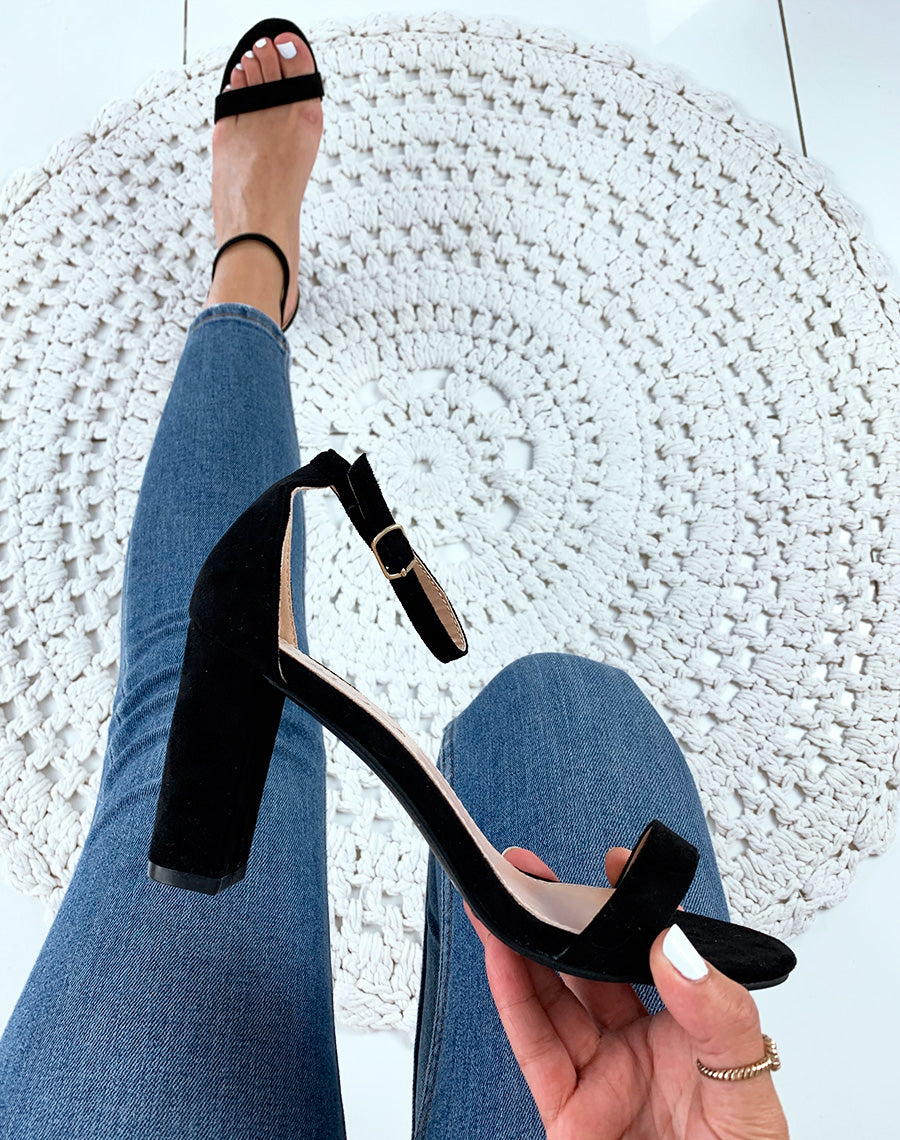 Sandales en suédine noires à talons carrés